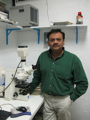 Enrique Gómez Quiroz, uno de los líderes del equipo que obtuvo los hallazgos en el Laboratorio de Fisiología Celular de la UAM-I.