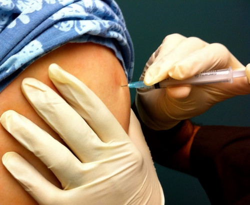 Una persona recibiendo una vacuna. Flickr user blakespot, Flickr.