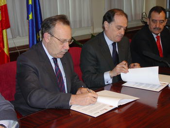 Los dos representantes firman el acuerdo para la construcción del edificio de empresas
