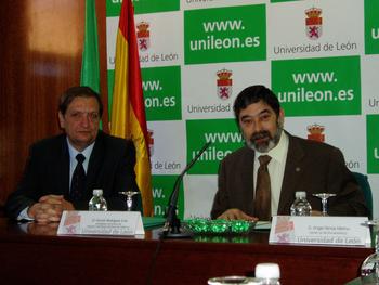 A la derecha, el rector de la Universidad de León, Ángel Penas, junto al consejero delegado de Viñedos y Bodegas de Dominio de Tares, Fermín Rodríguez