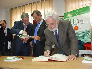 Quintanilla firma el libro de honor del Irnasa