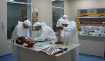 Investigadores trabajan en el desarrollo del satélite SAC (FOTO: Infouniversidades)