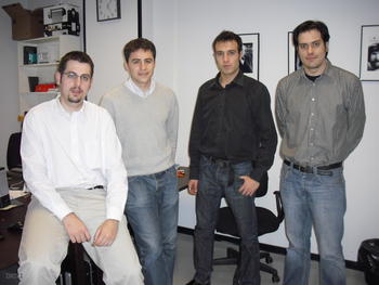 Diego García (a la izquierda), con tres de los ingenieros informáticos que componen el equipo de Metaemotion. 