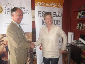 La directora general de la Fundación Félix Rodríguez de la Fuente (FFRF), Odile Rodríguez de la Fuente, y el presidente de la Federación Española de Asociaciones de Ganado Selecto (Feagas), José Luis Urquijo, se saludan tras la firma del acuerdo.
