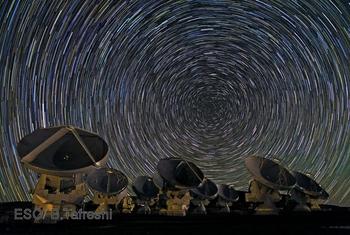 Huellas de estrellas sobre las antenas de ALMA.