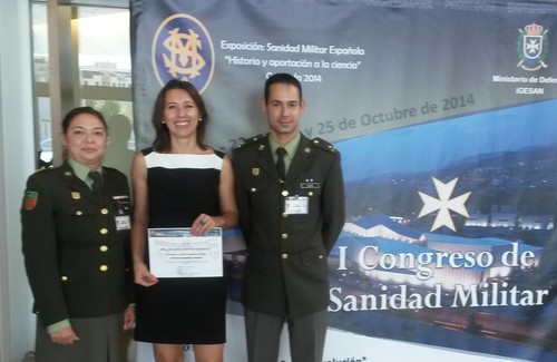La profesora Milagros Benito tras recibir el premio por su investigación en el I Congreso de Sanidad Militar, celebrado en Granada. Foto: CEU-UCH.