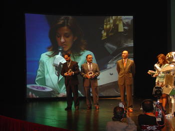 Sonia Alonso, en representación del Ayuntamiento de León recoge el premio
