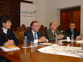 El responsable de Becas Internacionales Bancaja, Juan Carlos Soriano (segundo por la izquierda), junto al vicerrector de Relaciones Internacionales de la Universidad de Salamanca, Manuel Alcántara.