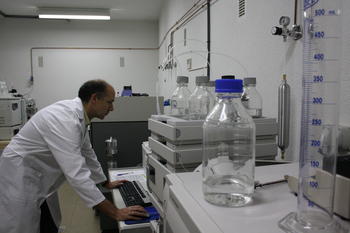 El director del Servicio General de Espectrometría de Masas, César Alberto Raposo, en el laboratorio.
