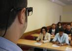 Un profesor utiliza las gafas inteligentes en clase. Foto: UC·M.