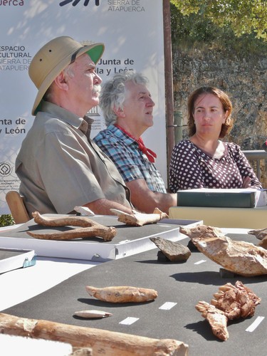 Los científicos y los fósiles de Atapuerca. Foto: Fundación Atapuerca.