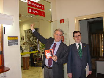 El subdelegado del Gobierno en Salamanca, Jesús Málaga, señala los nuevos carteles administrativos.