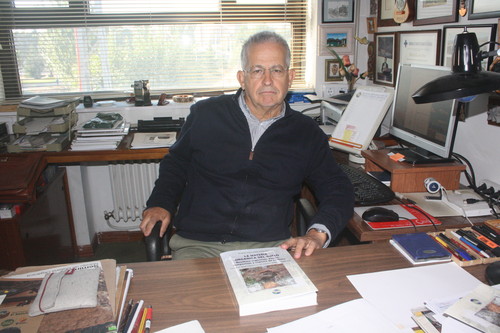 Juan Gallardo, en su despacho, con el libro.