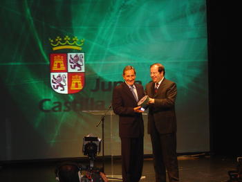 Julio Linares recibe el premio del presidente de la Junta, Juan Vicente Herrera