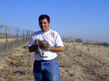 Carlos Díez, con uno de los conejos criados en la finca