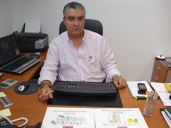 Andrés Montejo, director técnico de Gerionte, junto a muestras de chips inyectables, crotales y bolos ruminales