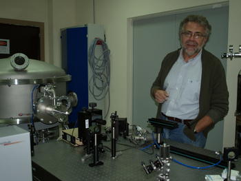 Luis Roso, catedrático de Óptica de la Universidad de Salamanca, junto al láser de teravatio