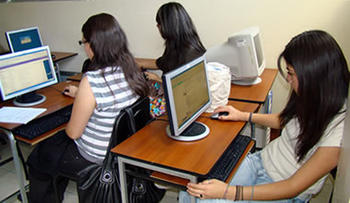 Un grupo de jóvenes trabaja frente al ordenador (FOTO: PUCE).