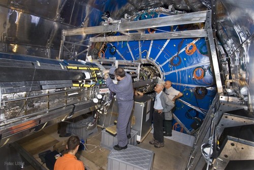Investigadores manejando el LHC