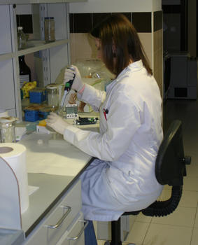 Una investigadora de INBIOTEC, en el laboratorio. Foto: INBIOTEC.