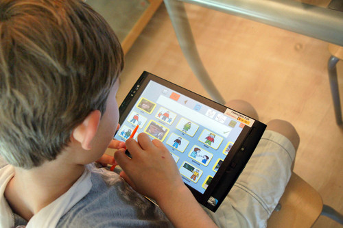 Un niño utiliza una tablet.