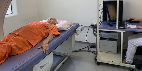 Paciente en examen de composición corporal mediante densitrometría/Rosa Maria Rodrigues Pereira