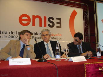 El alcalde de León, Francisco Ros (en el centro) y Enrique Martínez, en la presentación de Enise.