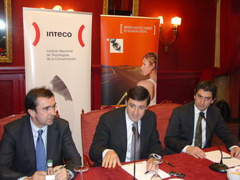 Xabier Mitxelena, Enrique Martínez e Igor Unanue, en la presentación del centro de I+D+i de S21sec en León.