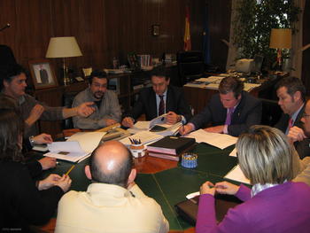 Imagen de la reunión mantenida hoy entre el secretario de Estado de Medio Rural y Agua, el alcalde de Villalar y los responsables científicos del proyecto.