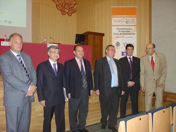 Juan Casado y Marceliano Arranz, segundo y tercero por la izquierda, en la presentación de los proyectos del Club de Innovación.