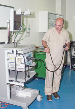 El especialista Luis Miguel Benito de Benito muestra alguno de los equipamientos de la clínica.