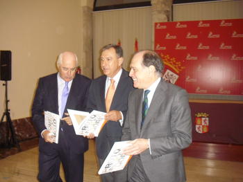 Mateos, Villanueva y Miranda ojean el libro 'Proto_Innovadores'.