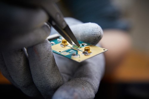 Circuito impreso y chip en los que se ha realizado el experimento. / Kouwenhoven Lab/QuTech Delft.