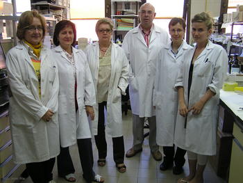 Grupo de investigadores de la Universidad de León que trabajan en la inhibición del 'Staphylococcus aureus'.
