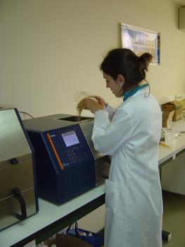 Una investigadora del Cetece trabaja con la máquina de infrarrojos