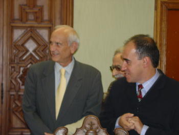 Enrico Mugnaini junto al doctor Enrique Saldaña momentos antes de la rueda de prensa