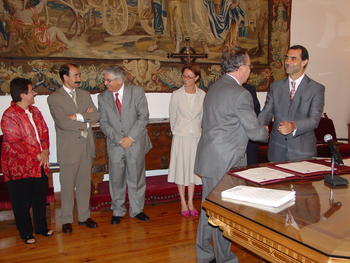 Enrique Battaner y César Antón se saludan tras la firma del convenio