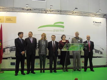 La ministra Cristina Garmendia junto a otras autoridades en la visita al edificio bioclimático Envite.