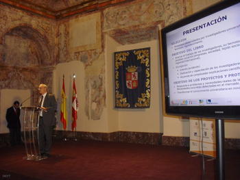 Gonzalo Salazar Mardones, perteneciente al Grupo de Investigación Depuración de Aguas Residuales (IDAR) de la Universidad de Burgos, explica el prototipo.