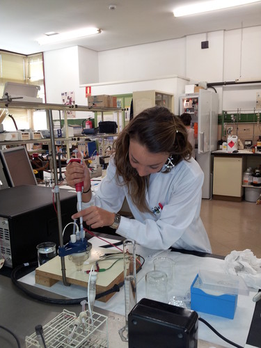 La investigadora Cristina Medina en el laboratorio del Grupo de Sensores.