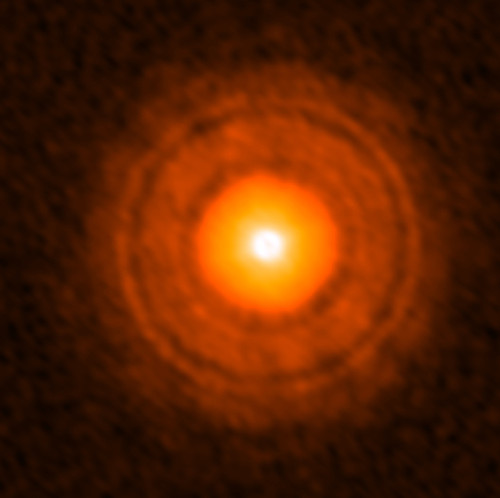 Imagen del disco alrededor de la joven estrella TW Hydrae generada por ALMA. Créditos: ALMA (ESO/NAOJ/NRAO), Tsukagoshi et al.