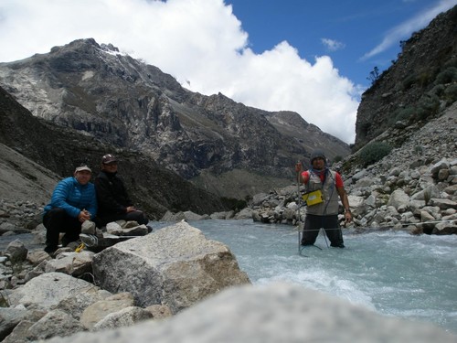 Sergio Morera (dcha.) y sus colegas investigan en los Andes peruanos/Sergio Morera/Geophysical Institute of Peru