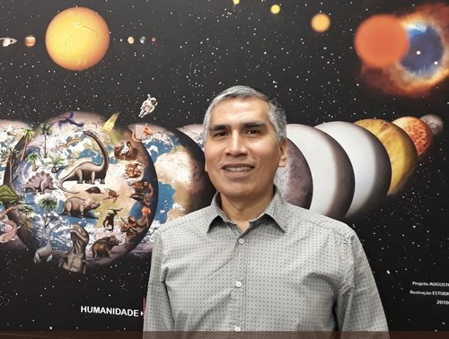 O pesquisador Jorge Melendez no Instituto de Astronomia, Geofísica e Ciências Atmosféricas, onde pesquisa sobre gêmeas solares e se dedica à divulgação da ciência.