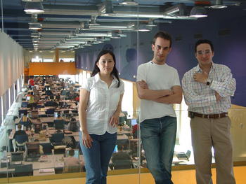 De izquierda a derecha, Silvina Albarado, directora de márketing de Enne, Roberto Martín, director de operaciones, y el profesor José Manuel Corchado, en las instalaciones de GPM