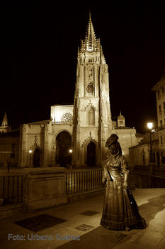 Estatua dedicada a la novela 'La regenta' frente a la catedral de San Salvador de Oviedo.