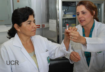 Doctoras Sandra Silva de la Fuente (izq), de la Facultad de Microbiología y Gina Murillo Knudsen, de la Facultad de Odontología, ambas de la UCR.
