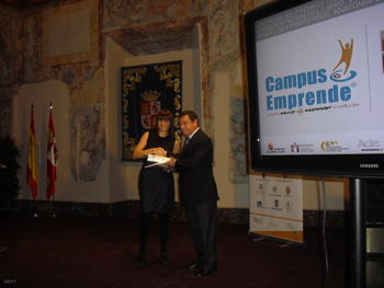 Sonia Marcos Naveira, profesora de la Universidad de Burgos, recibe el galardón del concurso Campus Emprende.