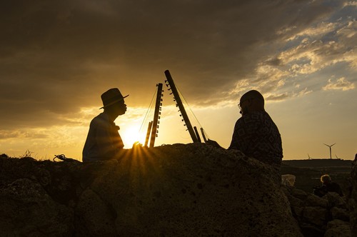El dúo Djara Djara tocando en el dolmen.