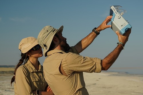 Enrique Moreno-Ostos y Sofía Rodríguez midiendo niveles de CO2 atmosférico a orillas del Gran Aral. Foto: Laura Carrau.