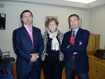 De izquierda a derecha, los investigadores José Luis Lanciego y Charo Luquin, junto al doctor Serafin de Abajo